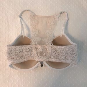 Like new, Racerback bra with gorgeous lace details